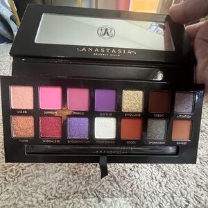 Like new- Anastasia Beverly Hills pallet